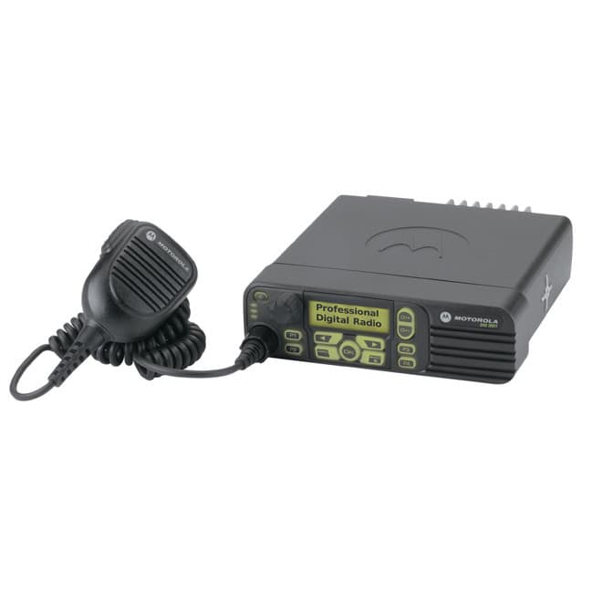Radiostanice Motorola DM 3601 UHF, GPS s připojeným externím mikrofonem z předního částečně zvýšeného pohledu. Viditelný displej a ovládací tlačítka.