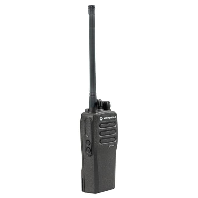 Motorola DP1400 (VHF) s anténou, pohled ze tříčtvrteční strany na ovládací prvky a PTT tlačítko.