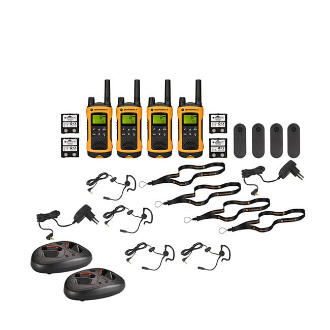 Rozložené balení Motorola TLKR T80 Extreme Quad Travel Pack; čtyři žluto-černé vysílačky, dobíjecí stanice, nabíječky, klipsy a akumulátory s háčky.