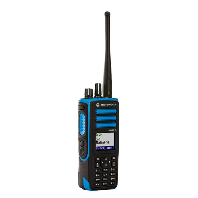 Zepředu stojící Motorola DP4801 ATEX UHF s barevným displejem zobrazujícím kanál „Rafinerie“, plnou klávesnicí a anténou.