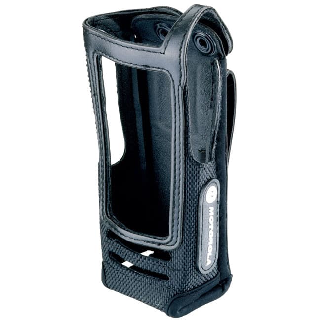 Detailní pohled zepředu na černé nylonové pouzdro PMLN5015 pro radiostanice Motorola DP360x s logem Motorola na boku.