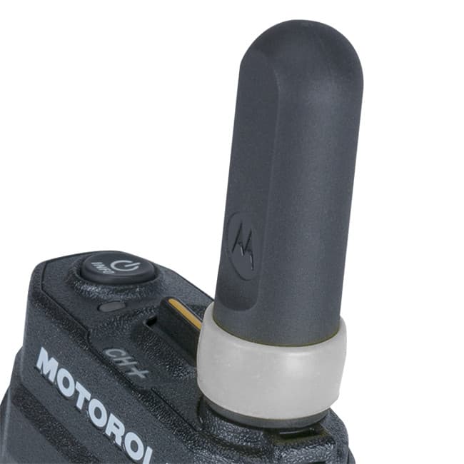 Šedý rozlišovací kroužek 32012144001a na anténě radiostanice Motorola, detail z horního pohledu na přechod antény a těla.