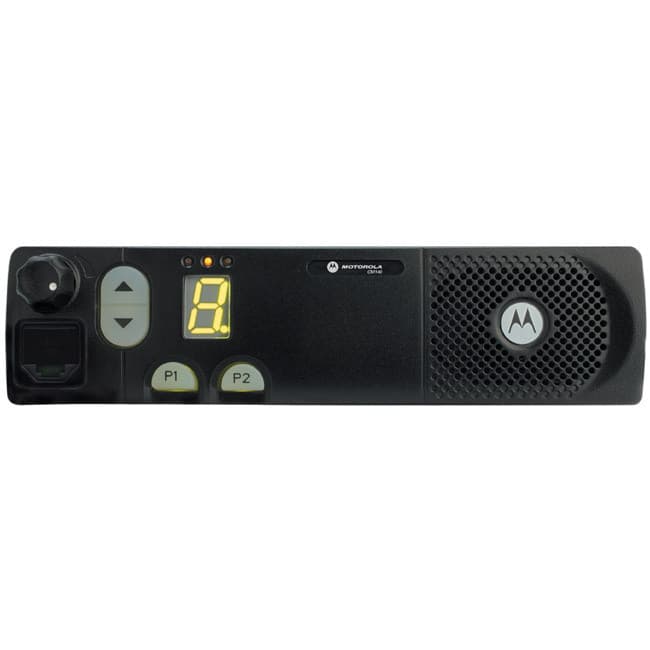 Přední pohled na radiostanici Motorola CM140 VHF s LCD displejem, ovládacími tlačítky a konektorem pro mikrofon.