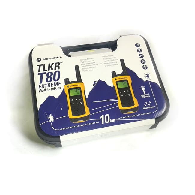 Mírně shora na zavřený cestovní kufřík Motorola TLKR T80 Extreme Walkie-Talkies s grafikou lanovce, hor a lidmi.