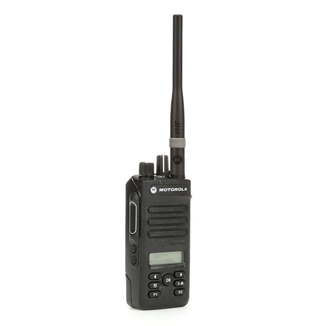 Čelní pohled na radiostanici Motorola MOTOTRBO DP2600e VHF s displejem a částečnou klávesnicí na bílém pozadí.