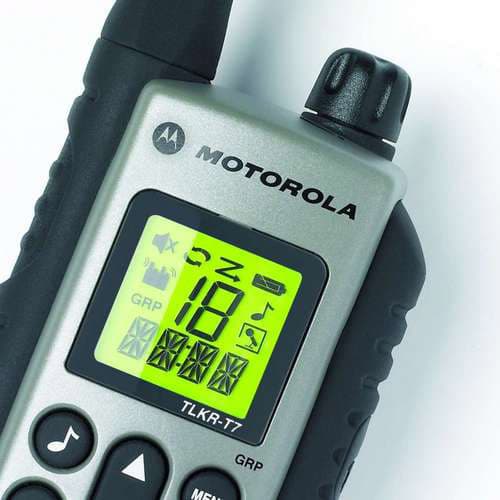 Detail displeje a horní části radiostanice Motorola TLKR T7 PMR446. Zeleně podsvícený displej zobrazuje číslo kanálu 18 a ikony stavu. Černý otočný volič nahoře.