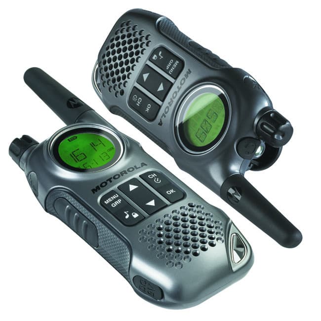 Dvě radiostanice Motorola TLKR T8 Family Pack, jedna leží a druhá stojí, s jasně zeleným podsvíceným displejem, viditelnou klávesnicí a mřížkou reproduktoru.