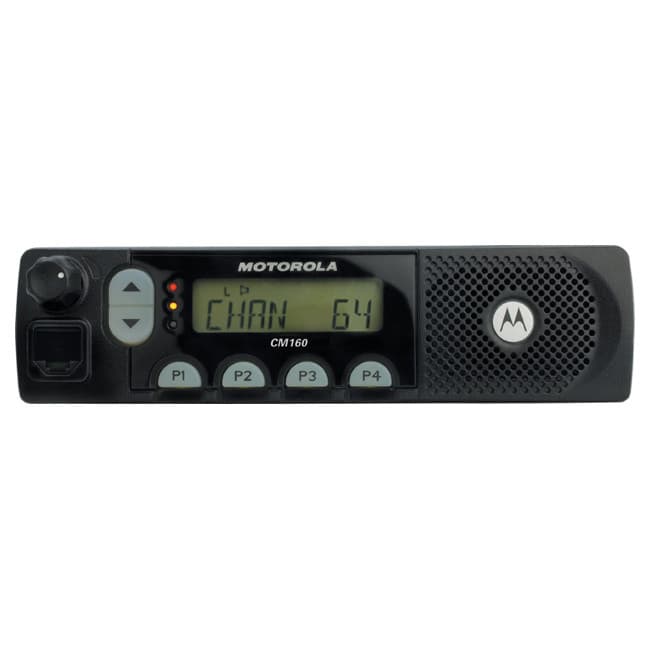 Čelní pohled na radiostanici Motorola CM160 VHF. Viditelný displej s číslem kanálu a čtyři programovatelná tlačítka.