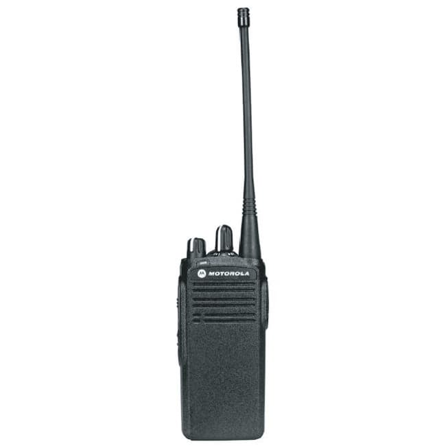 Černá radiostanice Motorola P145 UHF zepředu, s anténou a logem Motorola.