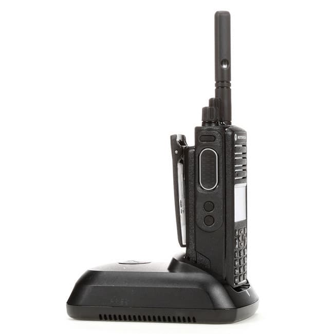 Radiostanice Motorola MOTOTRBO DP4801e v černé nabíjecí kolébce, viditelný boční pohled s klipem na opasek a konektor na headset.