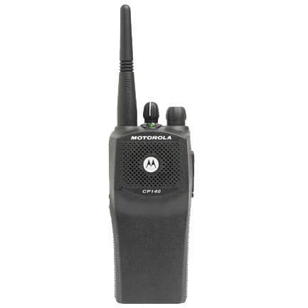 Černá radiostanice Motorola CP140 VHF zepředu, viditelný reproduktor, číselník kanálů a ovladač hlasitosti, anténa.
