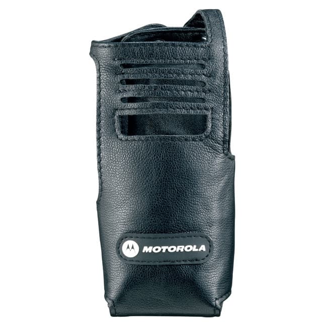 PMLN5027 Pouzdro z jemné černé kůže pro radiostanice Motorola DP340x, přímý čelní pohled. Jasně viditelné logo Motorola a výřezy pro reproduktor.