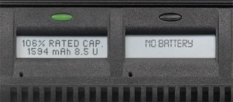 Dva displeje nabíječe WPLN4194 zblízka. Levý zobrazuje 106% Rated Cap. 1594 mAh 8.5 V s rozsvícenou zelenou LED, pravý prázdný dok bez baterie.