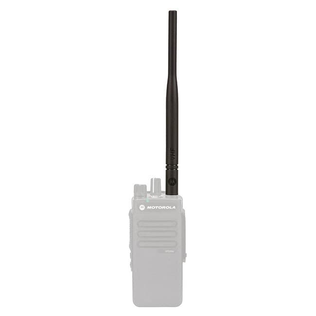 Anténa PMAD4147 136-174 MHz, GPS zasunutá do radiostanice Motorola, logo VHF viditelné na anténě, pohled z boku.