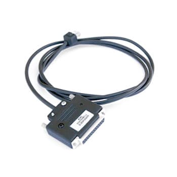 GTF374 Programovací kabel pro Motorola GM stočený na bílém pozadí, viditelné oba konektory