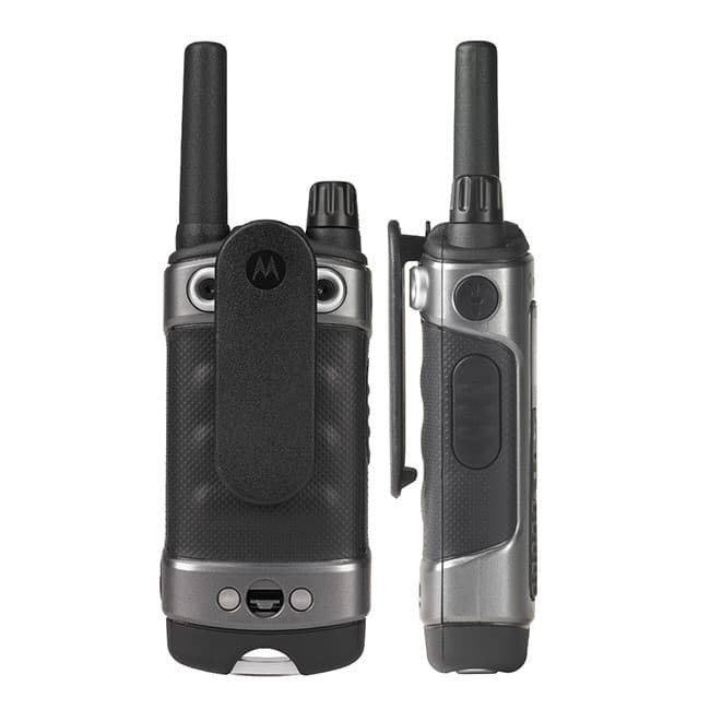 Zadní a boční pohled na radiostanici Motorola TLKR T80 PMR446 ukazující klip pro upevnění a detail tlačítek na boku.