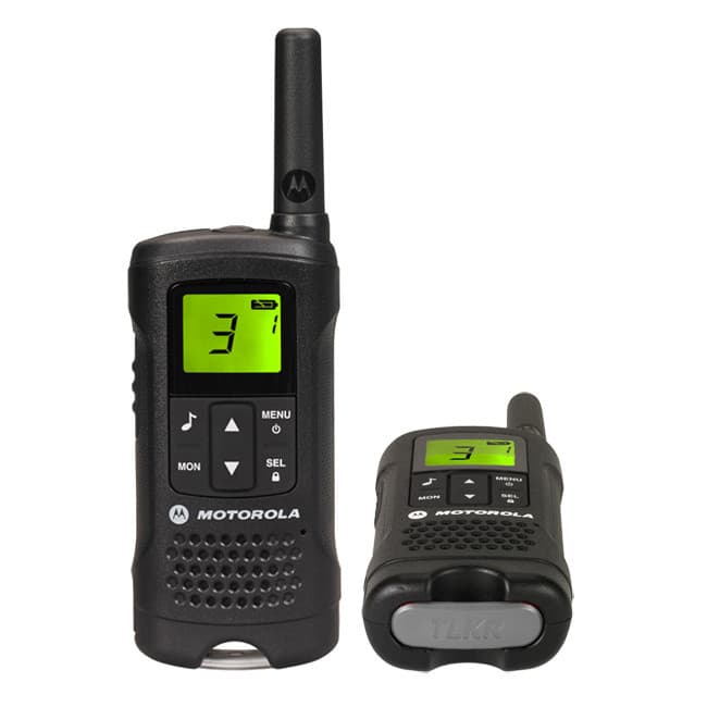 Detailní pohled na dvě radiostanice Motorola TLKR T61 PMR446: jedna čelně se světlým displejem a tlačítky, druhá shora.