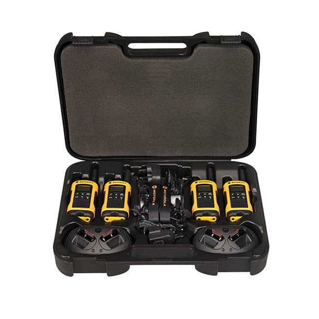 Otevřený kufřík s kompletním obsahem radiostanic Motorola TLKR T80 Extreme Quad Travel Pack. V kufříku jsou čtyři žluto-černé vysílačky, dvě dobíjecí stanice a nabíječky s kabely.