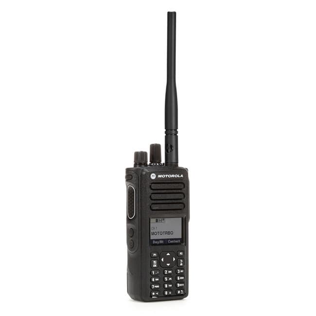 Radiostanice Motorola MOTOTRBO™ DP4800e VHF zepředu s displejem zobrazujícím "Ch 1 MOTOTRBO" a numerickou klávesnicí.