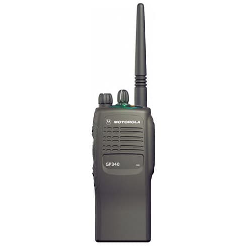 Čelní pohled na radiostanici Motorola GP340 VHF se zapnutou zelenou LED diodou a anténou PMLN8304.
