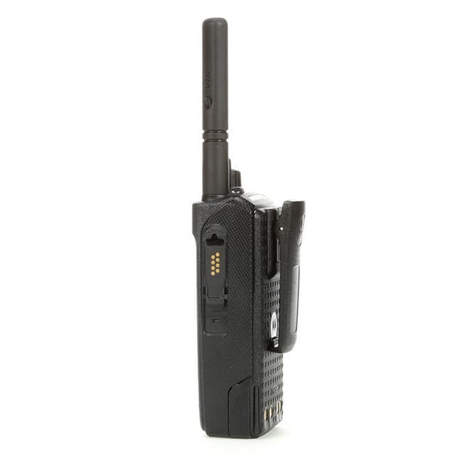 Zadní strana radiostanice Motorola DP2600e UHF s klipem, baterií a konektorem pro programování či externí příslušenství PMLN8304.