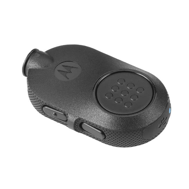 Detailní pohled shora na černé bezdrátové Bluetooth PTT tlačítko NNTN8191. Vpředu konektor pro externí audio, dominují dvě velká kruhová tlačítka a menší boční.