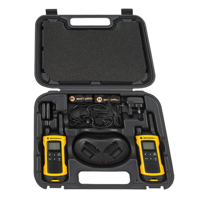 Zvrchu otevřený kufřík s kompletním balením Motorola TLKR T80 Extreme Travel Pack, včetně nabíječky, zdroje a headsetů.
