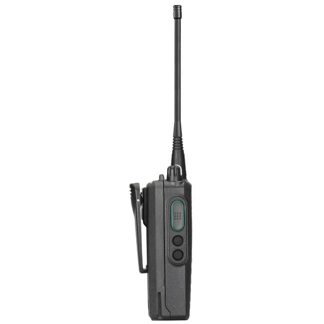 Boční pohled na radiostanici Motorola P185 UHF s klipem, tlačítky na boku a anténou nahoře.