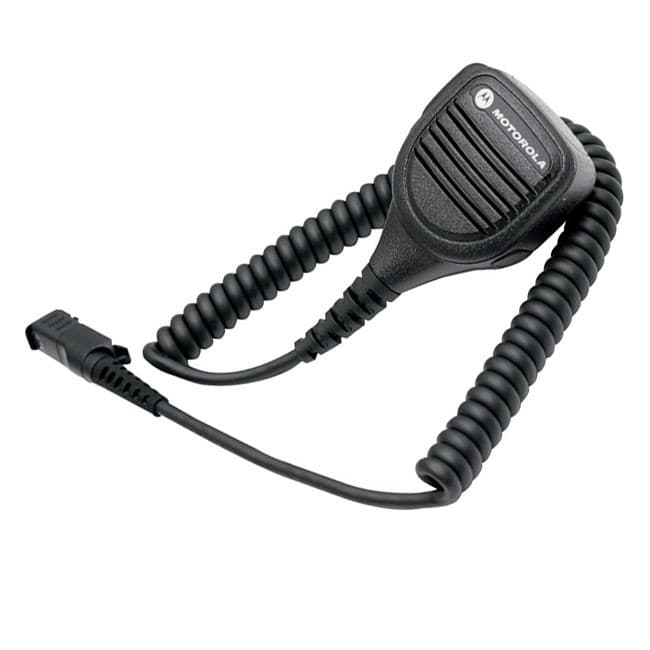 Černý ruční reproduktor s mikrofonem PMMN4076 Motorola s logem a spirálovým kabelem s konektorem na levé straně, pohled zepředu.