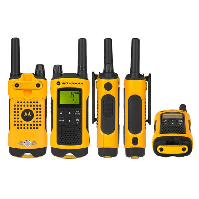 Pět zobrazení radiostanice Motorola TLKR T80 Extreme; pohled zezadu, zepředu s displejem a klávesnicí, z boku a shora, ukazující detaily konstrukce.