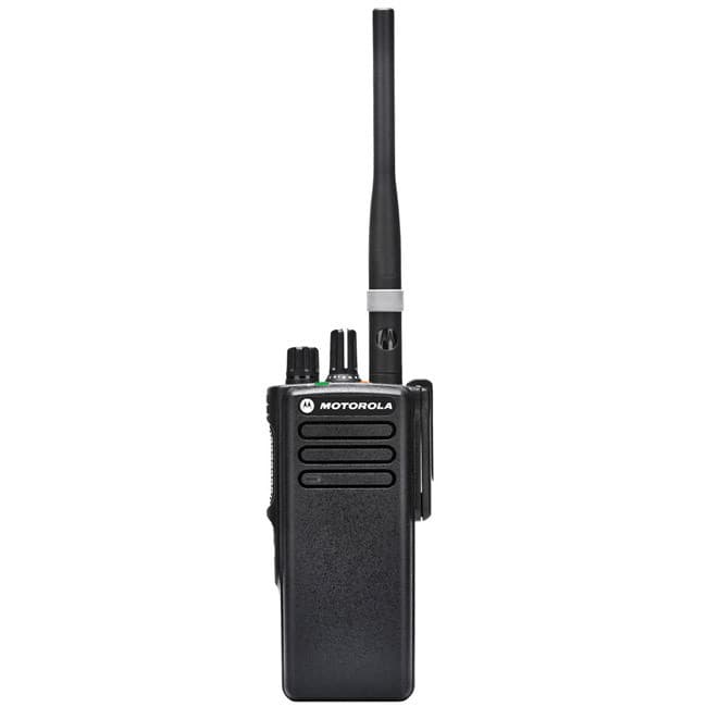 Radiostanice Motorola DP 4401 VHF zboku a mírně shora, zobrazující anténu, logo a ovládací prvky.