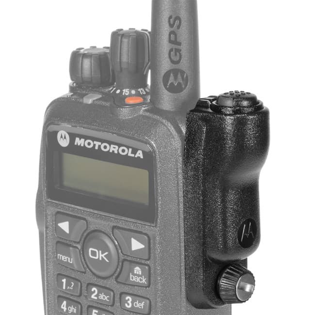 Detailní pohled na černý Bluetooth adaptér PMLN5712 připojený k pravé straně radiostanice Motorola DP3xxx. Je vidět logo Motorola a tlačítko PTT shora.