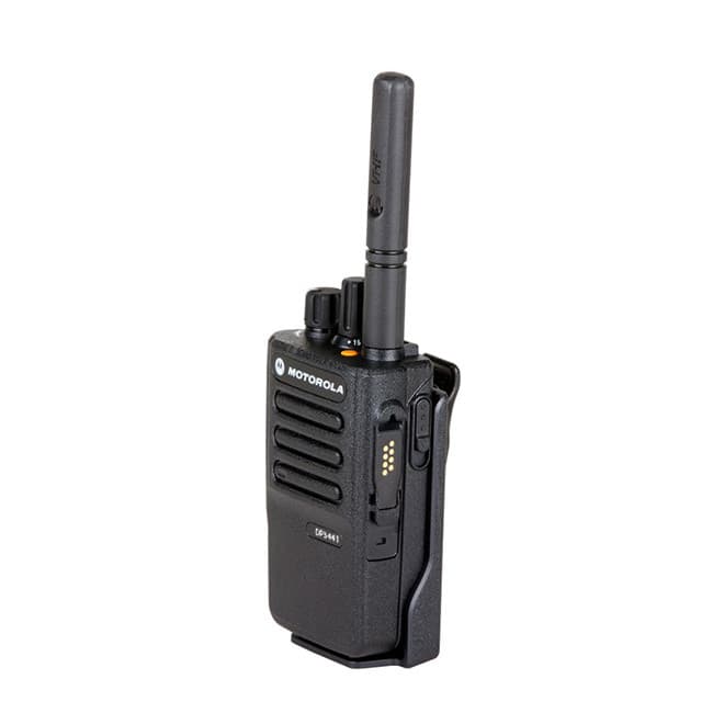 Radiostanice Motorola DP3441 VHF z boku s anténou, otočným ovladačem hlasitosti, konektory nabíjení a klipem pro upevnění na opasek.