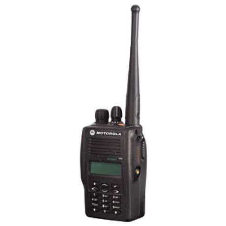 Radiostanice Motorola GP 388-R UHF Submersible, čelní pohled shora. Viditelná anténa, displej, multifunkční klávesnice a ovládací prvky.