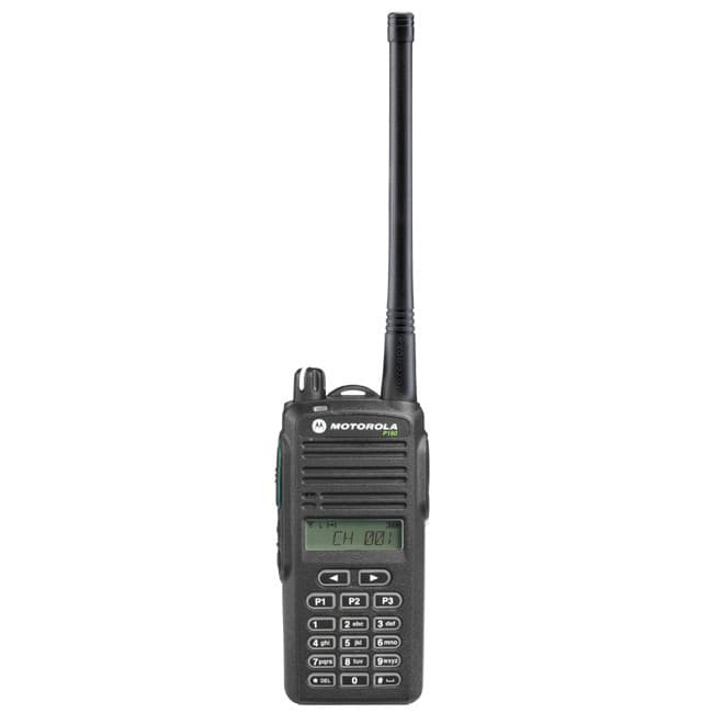 Čelní pohled na černou radiostanici Motorola P185 VHF s dlouhou anténou, zobrazenou numerickou klávesnicí a displejem s CH 001.