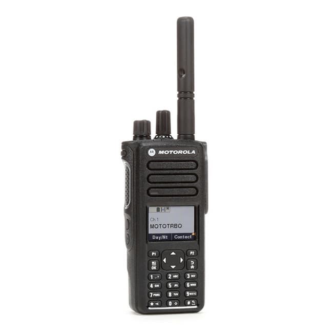Čelní pohled na Motorola MOTOTRBO DP4800e UHF: velký barevný displej, plná numerická klávesnice, anténa, ovládací prvky.