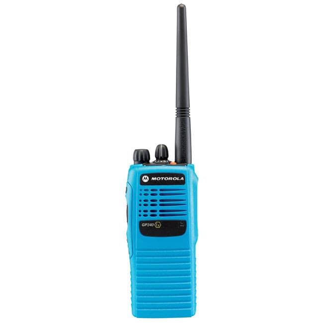 Přímý pohled zepředu na radiostanici Motorola GP340 ATEX Blue UHF s anténou nahoře a jasně viditelnými ovládacími prvky.