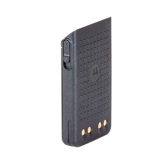 Detailní pohled na černou Li-ion baterii Motorola PMNN4440 1700mAh se zdrsněným povrchem, viditelný zámek a čtyři zlaté konektory zespodu.