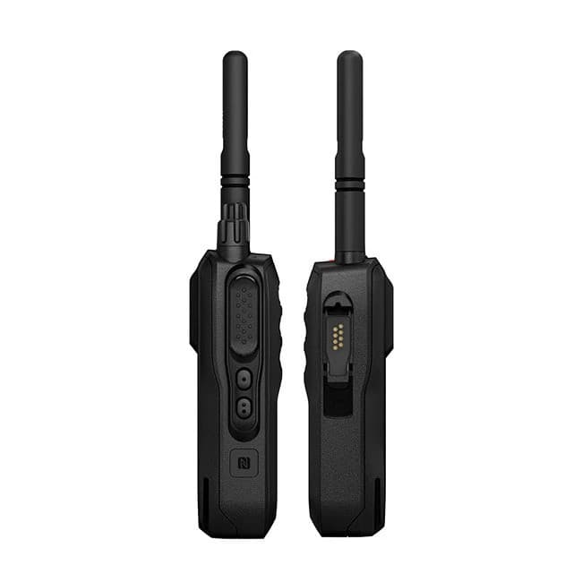 Detail bočních stran radiostanice Motorola MOTOTRBO R5 LKP: s reproduktorovými mřížkami a konektorem pro příslušenství.