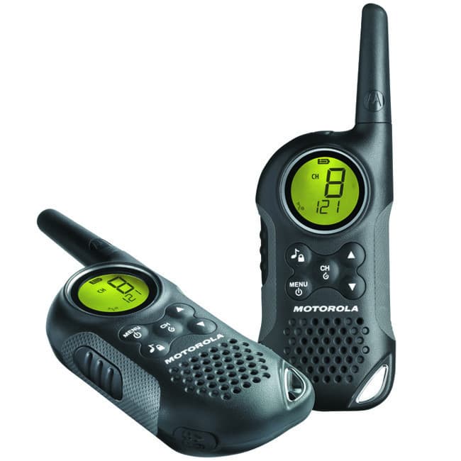 Dvě černé radiostanice Motorola TLKR T6 PMR446 zepředu, jedna ve svislé poloze s displejem „8 CH 121“, druhá v ležící poloze.