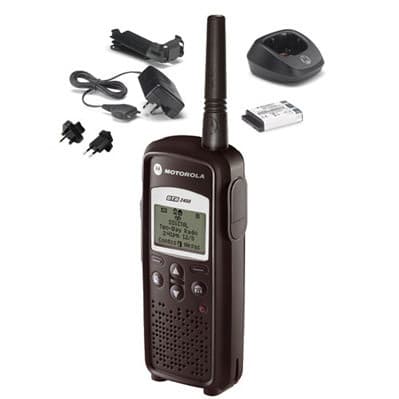 Detailní pohled shora na radiostanici Motorola DTR2450 a kompletní balení s kolébkovou nabíječkou, akumulátorem, síťovým adaptérem a sponou na opasek.