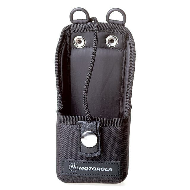 Černé nylonové univerzální pouzdro Motorola HLN9701 pro radiostanici se dvěma oky a šňůrkou shora, detail loga.