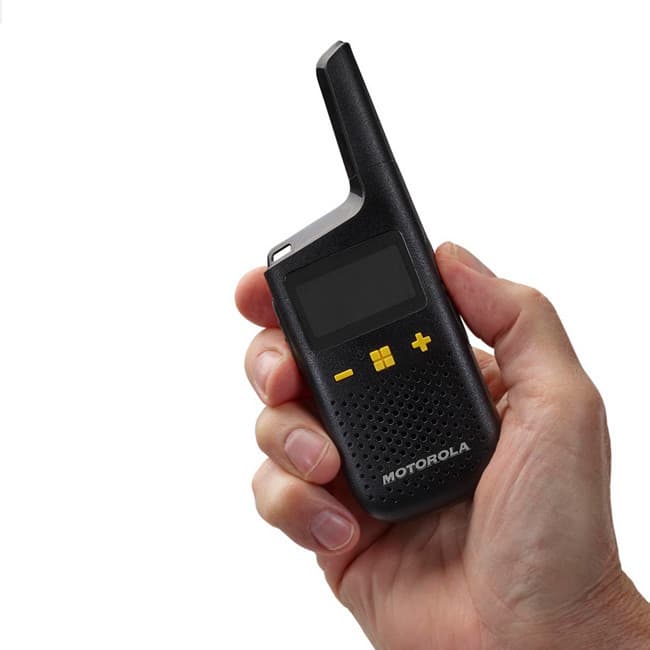 Radiostanice Motorola XT185 PMR446 držená v ruce pod úhlem. Viditelný displej, oranžová tlačítka pro ovládání a nápis MOTOROLA.