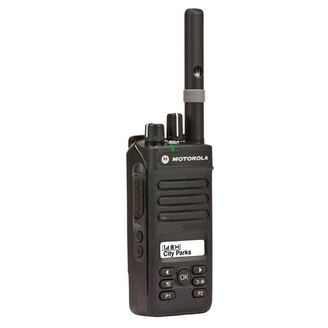Čelní zobrazení radiostanice Motorola DP2600 UHF se zapnutým displejem se zobrazením "City Parks" a základní klávesnicí.