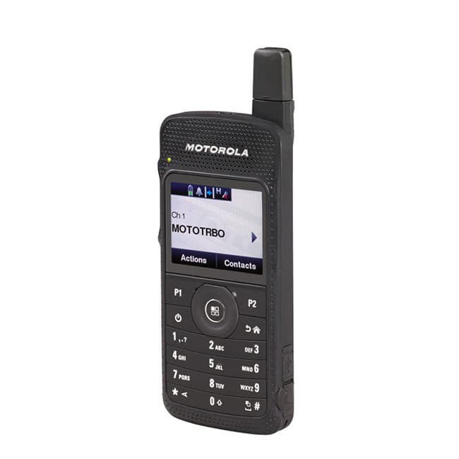 Čelní pohled na černou radiostanici Motorola MOTOTRBO™ SL4000e s barevným displejem a numerickou klávesnicí.