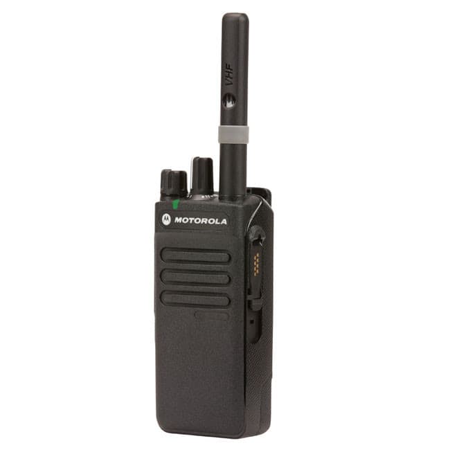 Radiostanice Motorola DP2400 VHF, levý boční pohled s viditelným konektorem pro příslušenství a sponou na opasek.