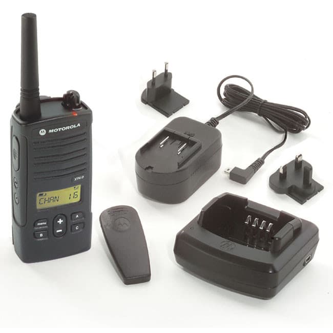 Obsah balení radiostanice Motorola XTNiD: hlavní jednotka, nabíjecí kolébka, adaptér a dva typy napájecích koncovek, anténa PMLN8304.
