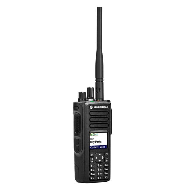 Radiostanice Motorola DP4800 VHF z mírně zešikmeného pohledu, s anténou a bočním tlačítkem PTT. Na barevném displeji je zobrazen kanál „City Parks”.