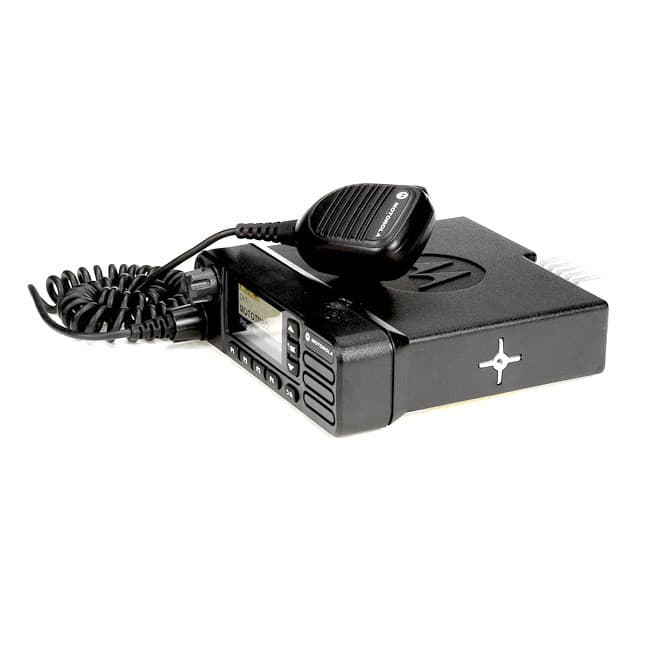 Mírně shora čelní pohled na radiostanici Motorola MOTOTRBO DM4600e VHF a mikrofon s krouceným kabelem.