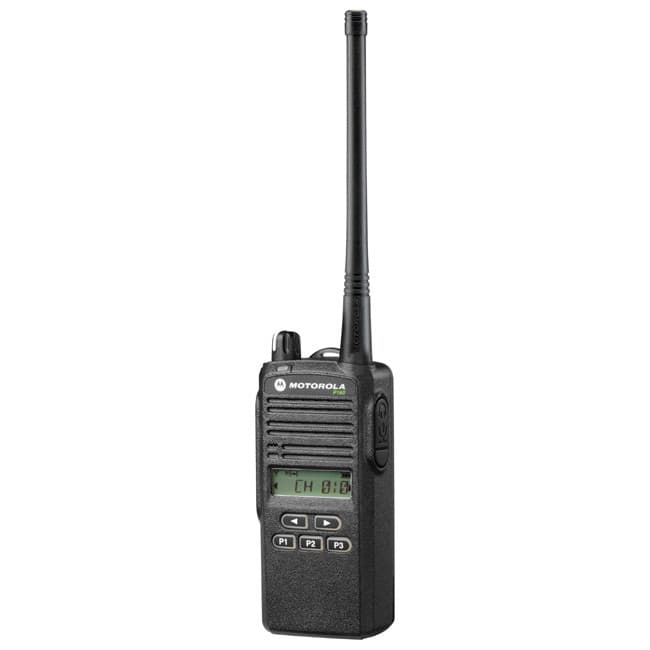 Čelní pohled na vysílačku Motorola P165 VHF v mírném levém natočení. Je vidět displej se zobrazením „CH 001" a logo Motorola.